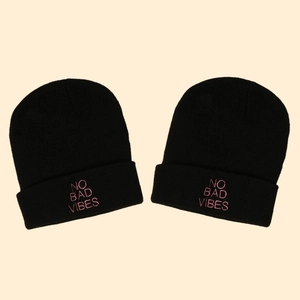 Bonnets en tricot noirs avec broderie rose NO BAD VIBES pour hommes et femmes en hiver