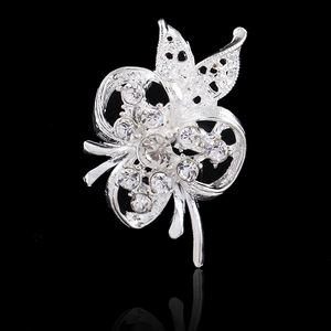 Broche en Alliage de Fleur de Papillon Évidée Avec Strass Élégante Épingle de Revers Argentée pour Femme Bijoux de Mode