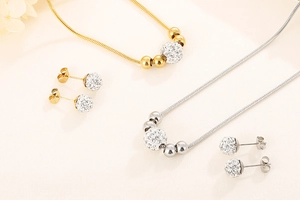 Parure bijoux en acier titane avec pendentifs boule cristal et chaînes serpent