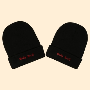 Paire de bonnets noirs en tricot avec broderie rouge Baby Devil au style urbain moderne