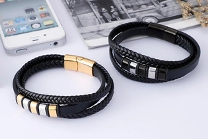 Vue détaillée de bracelets multicouches en cuir avec fermoirs magnétiques en acier inoxydable
