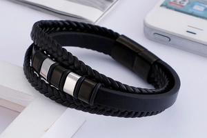 Détail du bracelet multicouche en cuir tressé noir avec fermoir magnétique et perles