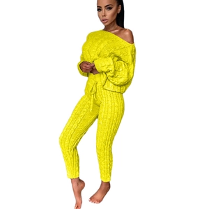 Set in maglia gialla da donna con maglione con spalle scoperte e pantaloni