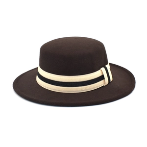 Dunkelbrauner Wollfilzhut mit breiter Krempe und elegantem creme-weißem Band