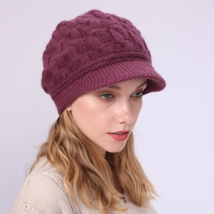 Primer plano de la textura de punto de trenzas gruesas de este gorro de invierno con visera