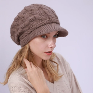 Detalle del gorro de punto trenzado grueso en color marrón con visera cálida