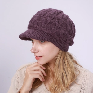 Detalle de gorro de punto morado oscuro con textura 3D cuadrada y visera de canalé