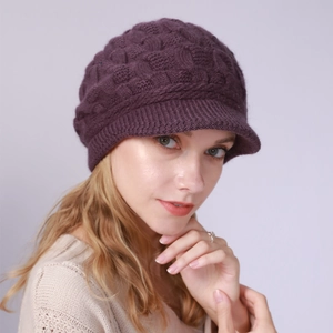 Detalle del gorro de punto color ciruela con textura de ochos y forro polar cálido