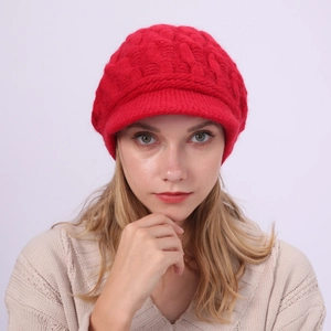 Textura detallada de punto trenzado de gorra roja con forro polar cálido para invierno