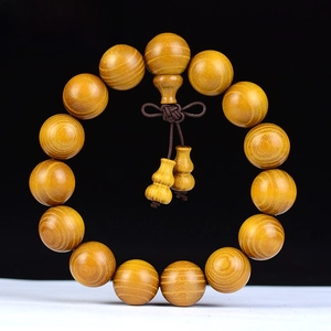 Detailaufnahme von 15mm Gold檀-Holzperlen mit natürlicher Maserung und Anhänger