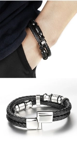 Vue détaillée d'un bracelet double en cuir tressé noir avec fermoir magnétique en acier