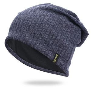 Berretto in maglia a righe blu scuro con fodera calda e toppa con lettere per l'inverno