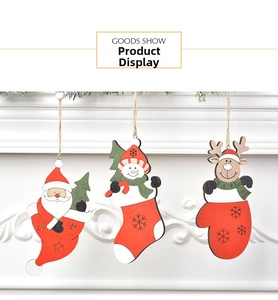 Gros plan de pendentifs de Noël en bois découpés au laser avec Père Noël et Bonhomme de neige