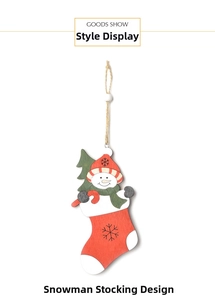 Détail d'une décoration de Noël en bois avec un bonhomme de neige dans une chaussette