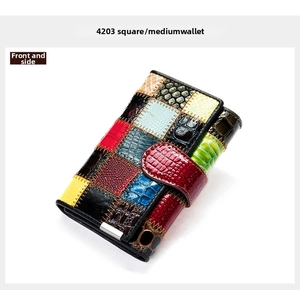 Vue latérale détaillée du portefeuille en cuir multicolore avec texture crocodile