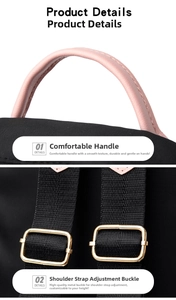Detalle del asa de cuero rosa y hebilla ajustable de metal dorado en una mochila negra