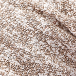 Bonnet en maille tendance avec fils mélangés marron et beige et texture douce
