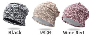 Détail de bonnets en maille double épaisseur en textures mélangées noir, beige et bordeaux