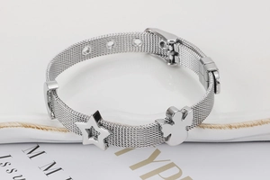 Dettaglio del bracciale a maglia argento con ciondoli a stella e fibbia regolabile