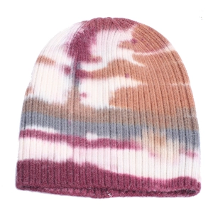Gros plan sur la texture côtelée et le motif tie-dye violet du bonnet en maille de coton