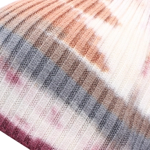 Détail de la maille côtelée avec un dégradé de couleurs tie-dye rose et gris doux