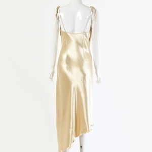 Dos de la robe nuisette sexy en satin doré avec dos nu et ourlet asymétrique