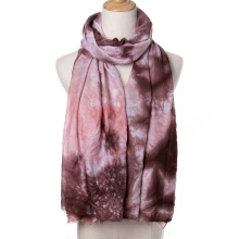Detail eines Schals mit rosa-braunem Batik-Farbverlauf und eleganter drapierter Textur