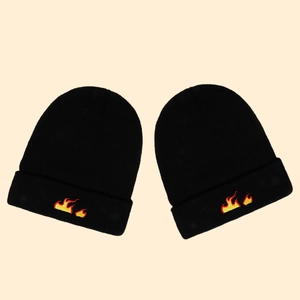 Bonnet en tricot noir tendance avec broderie flamme jaune et rouge pour le style urbain