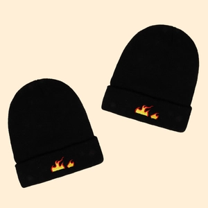 Bonnet en maille noire à la mode avec broderie flamme rouge et jaune pour la chaleur hivernale
