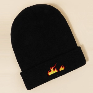 Détail de la broderie flamme éclatante sur un bonnet en maille côtelée noire