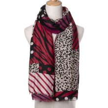 Detail eines weichen Schals mit Mix aus Leoparden-, Zebra- und Punktmustern in Rot-Schwarz
