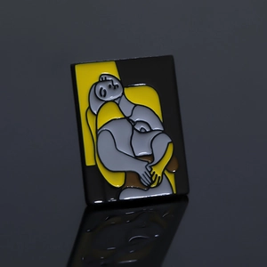 Vue détaillée d'une broche artistique en métal inspirée par Le Rêve de Picasso