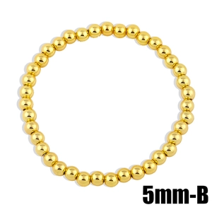Détail d'un bracelet élastique en perles dorées polies de 5 mm au fini brillant