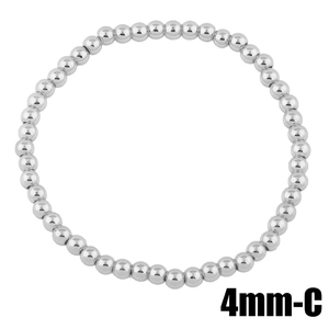 Vista detallada de pulsera de cuentas plateadas de 4mm con brillo metálico y textura