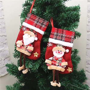 Detail von Jute-Weihnachtssocken mit 3D-Weihnachtsmann und Schneemann am Tannenbaum