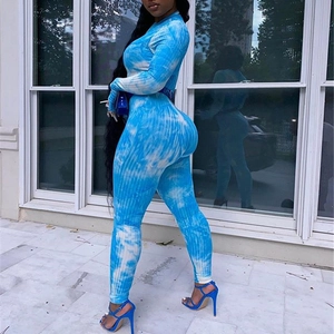Combinaison moulante tie-dye bleue pour femme avec manches longues et maille côtelée