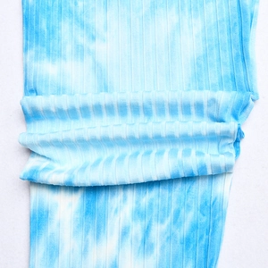 Gros plan sur le tissu en maille côtelée tie-dye bleu aux détails de texture