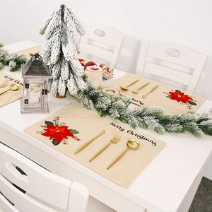 Weihnachts-Tischset mit rotem Blumenmuster und Merry Christmas Text auf Leinenstoff