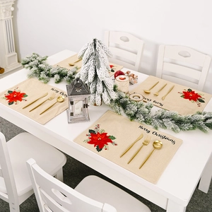 Detail der roten Weihnachtsstern-Tischmatte mit Merry Christmas Schriftzug auf Leinen