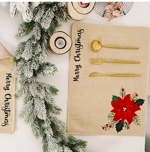 Nahaufnahme der beigen Leinen-Weihnachtstischmatte mit rotem Weihnachtsstern-Muster