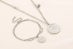 Détail de l'ensemble de chaînes argentées à double couche avec pendentifs religieux