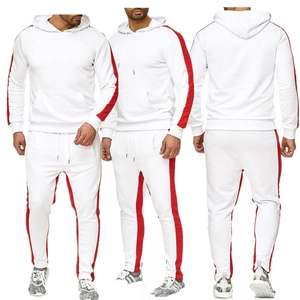 Tuta da uomo bianca con strisce laterali rosse, felpa con cappuccio e pantaloni sportivi