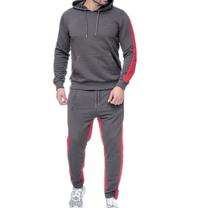Tuta sportiva da uomo grigio scuro con strisce rosse laterali su felpa e pantaloni