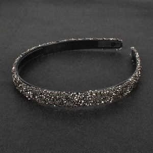Detail showing the dense crystal inlay and anti-slip teeth of the dark grey headband