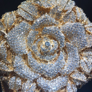 Pochette de soirée en forme de rose dorée ornée de strass blancs brillants pour gala chic