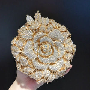 Détail macro d'une pochette de soirée en forme de rose avec cristaux scintillants
