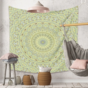 Détail de tapisserie mandala jaune sur mur en béton avec décoration bohème chaleureuse