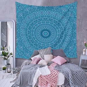 Détail de tapisserie murale mandala bleu dans un décor de chambre bohème chic