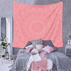 Détail d'une tapisserie mandala rose avec des motifs géométriques dans une chambre