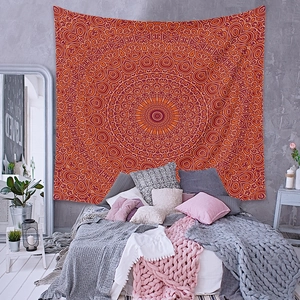 Tapestrie Mandala Boho avec des motifs géométriques complexes au-dessus d'un lit douillet